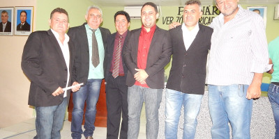 Prefeito e vice-prefeito de Arneiroz participam de reunião do legislativo municipal e suplente de vereador assume vaga na Câmara.
