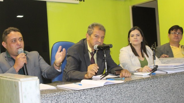 Prefeito e Secretários Participam de Sessão da Câmara Municipal de Arneiroz.
